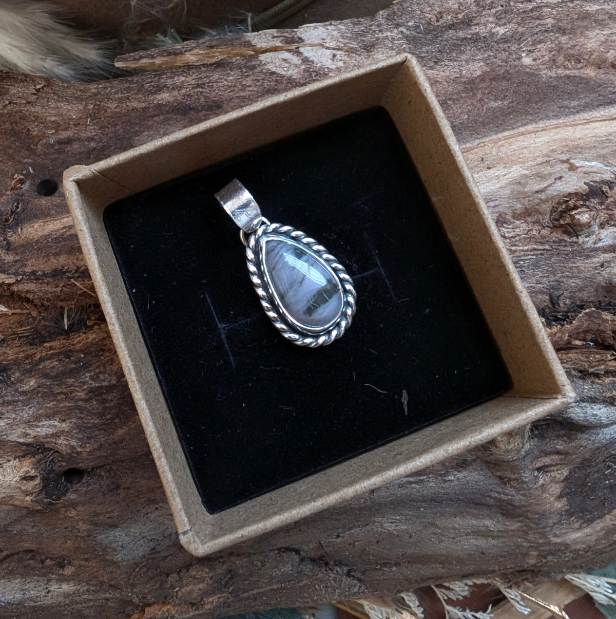Morado Pendant