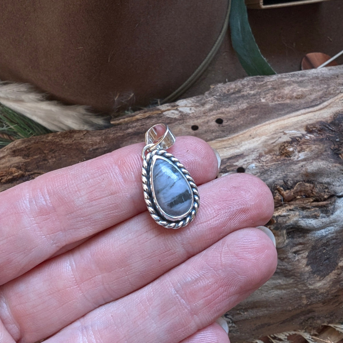 Morado Pendant